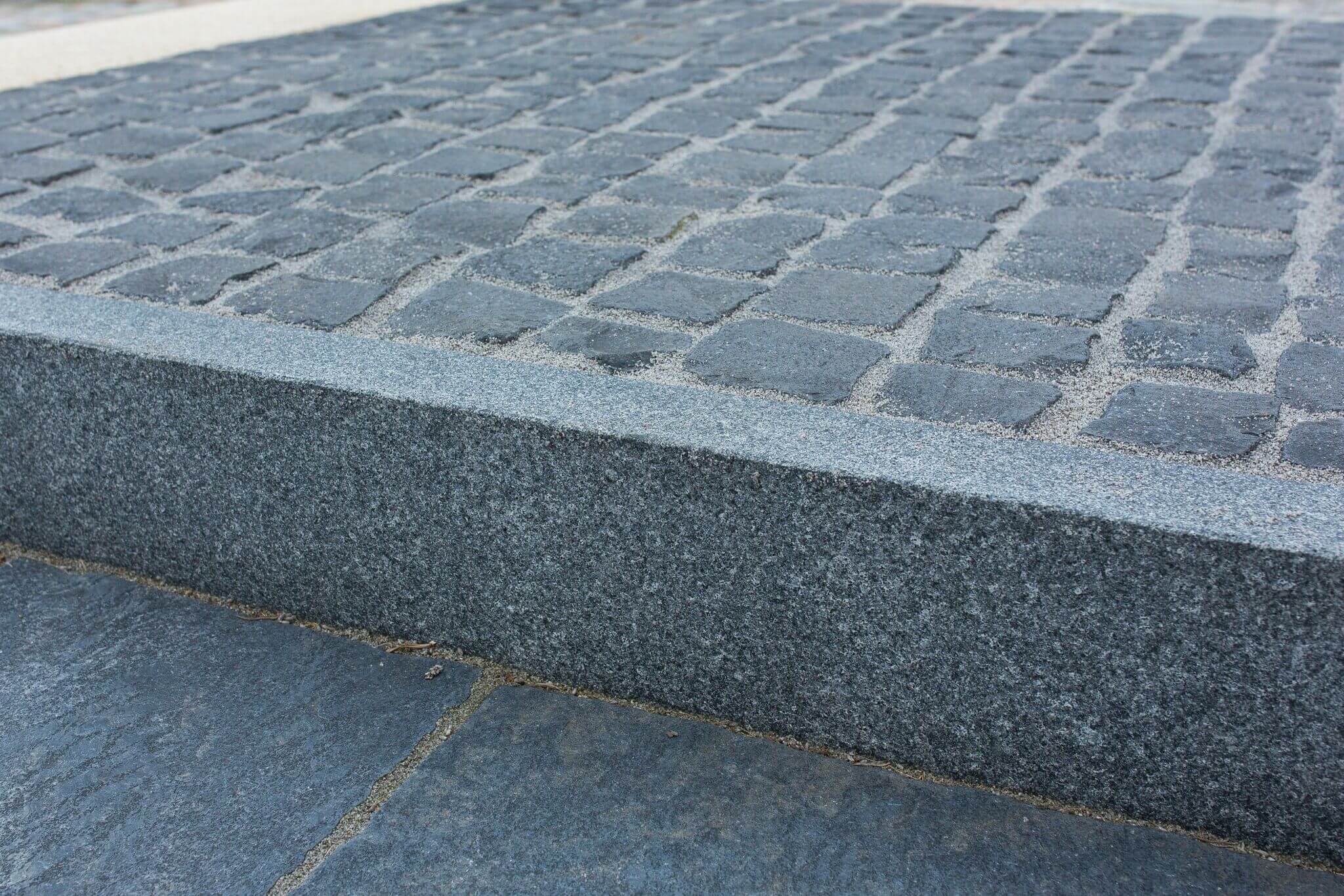 Basalt Kleinpflaster box18 anthrazit 5