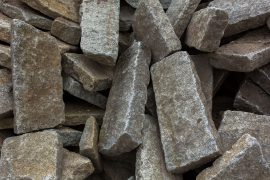 Gebrauchter Granit Bordstein gespalten