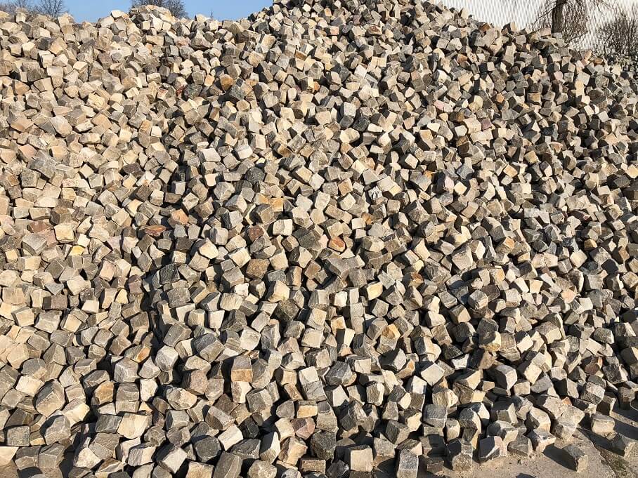 gebrauchtes-quarzit-kleinpflaster-bunt-box79