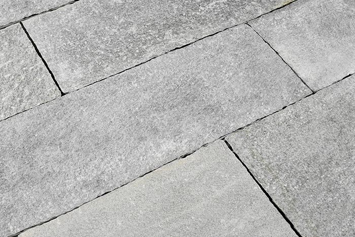 Gneis Terrassenplatte Torino 40 cm Bahnenware überwiegend grau