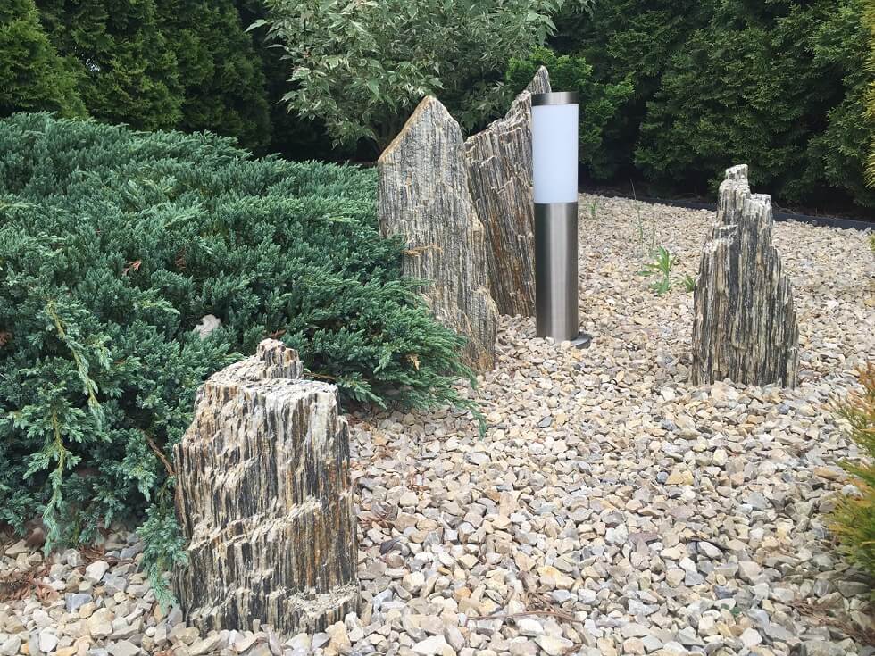 gneis-zier-stele-gespalten-bunt