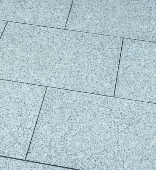 granit-terrassenplatte-hellgrau-allseitig-gesägt