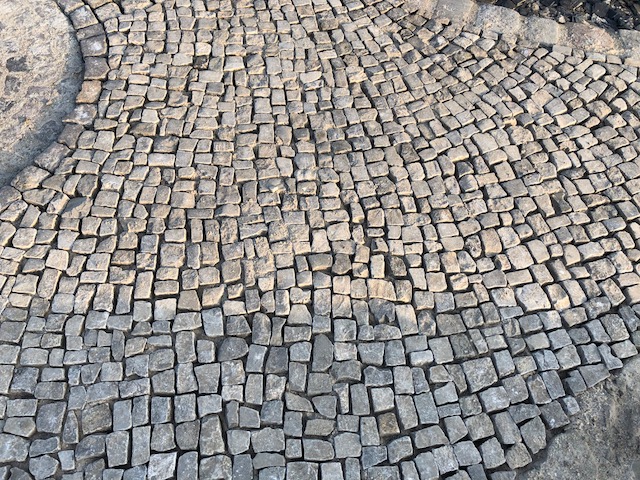 bernburger-mosaik-grau-bunt-gebraucht-gespalten-box25