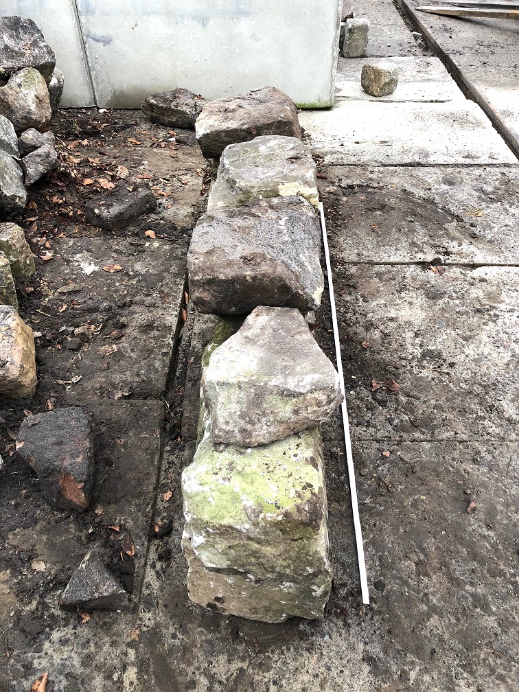 historische-mauersteine-grau-grün