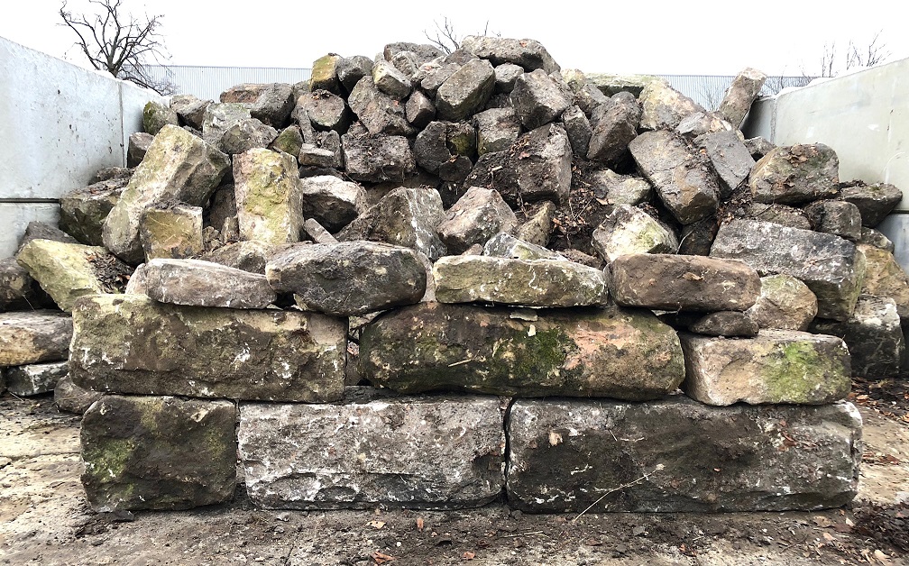 Historische Kalk-Sandstein Mauerblöcke grau-grün