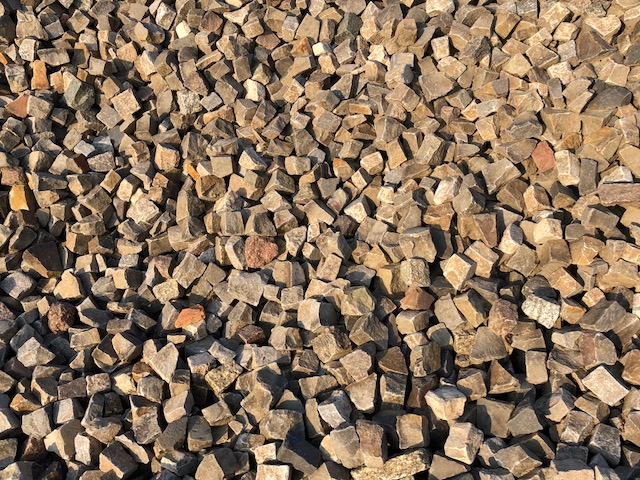 mosaikpflaster-box27-quarzit-kalkstein-3-5cm-gespalten-bunt