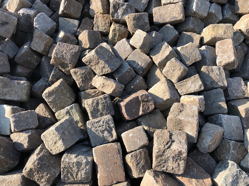 granit-großpflaster-gebraucht-rot-bunt-gespalten-boxA23 (2)