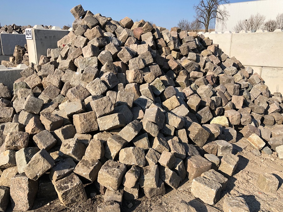 granit-großpflaster-gebraucht-rot-bunt-gespalten-boxA23