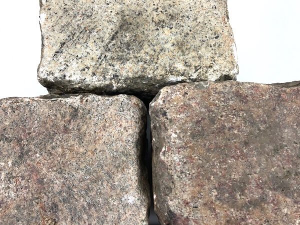 granit-großpflaster-gebraucht-rot-bunt-reihenpflaster-boxA23 (2)