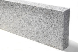 Granit Edelkantenstein 6x35x125 cm hellgrau allseitig gesägt/geflammt Granit Edelkantenstein 6x35x125 cm hellgrau allseitig gesägt/geflammt