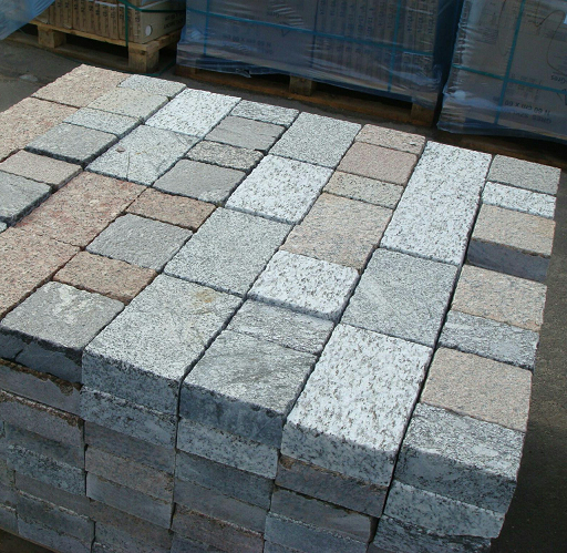 pflasterplatten-aus-findlingen-geäsgt-bunt