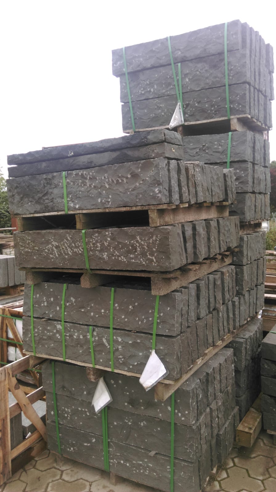 steinpark-basalt-kantenstein-6-20-100-gespalten-anthrazit (2)