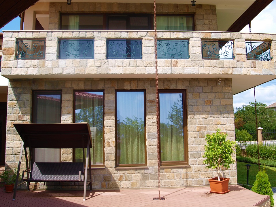 gneis-mauerverblender-bossiert (1)