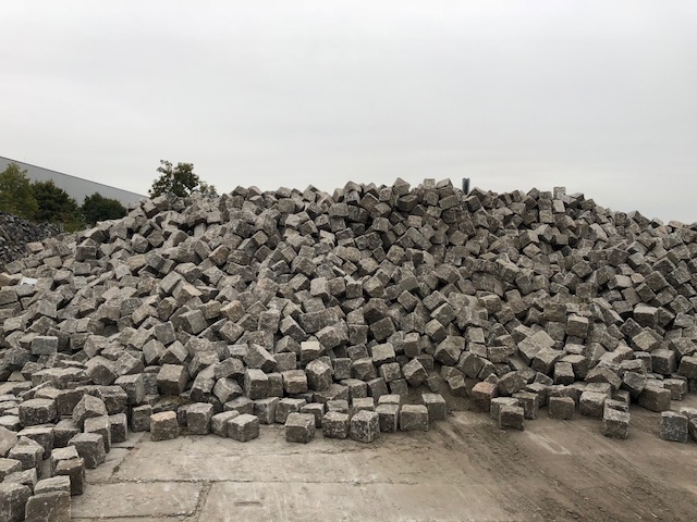 granit-gneis-großpflaster-reihenpflaster-box80-glatte-köpfe