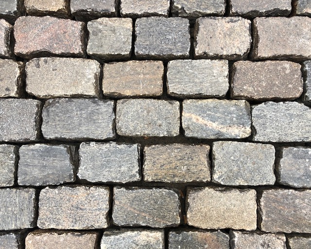 gneis-großpflaster-binderpflaster-dunkelgrau-glatter-kopf (3)