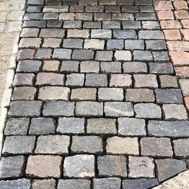 gneis-großpflaster-binderpflaster-dunkelgrau-glatter-kopf (4)