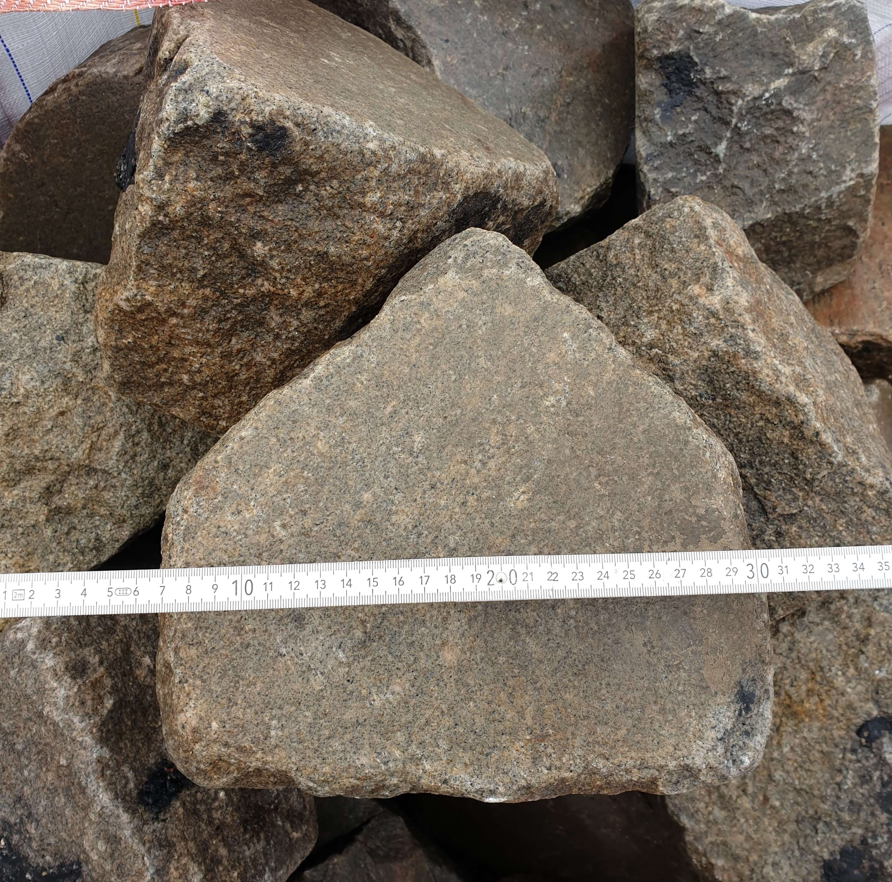 Gebrauchte Granit Bischofsmütze 20-25 cm