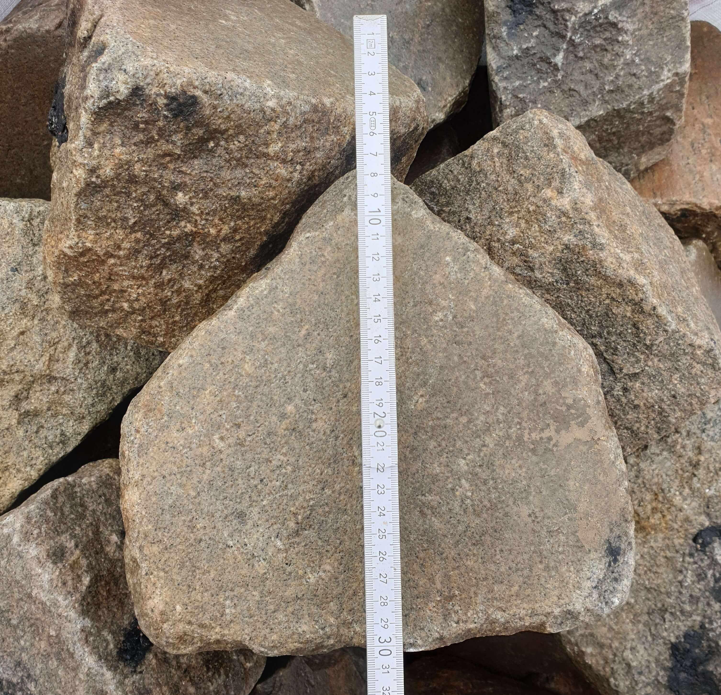 granit-bischofsmützen-grau