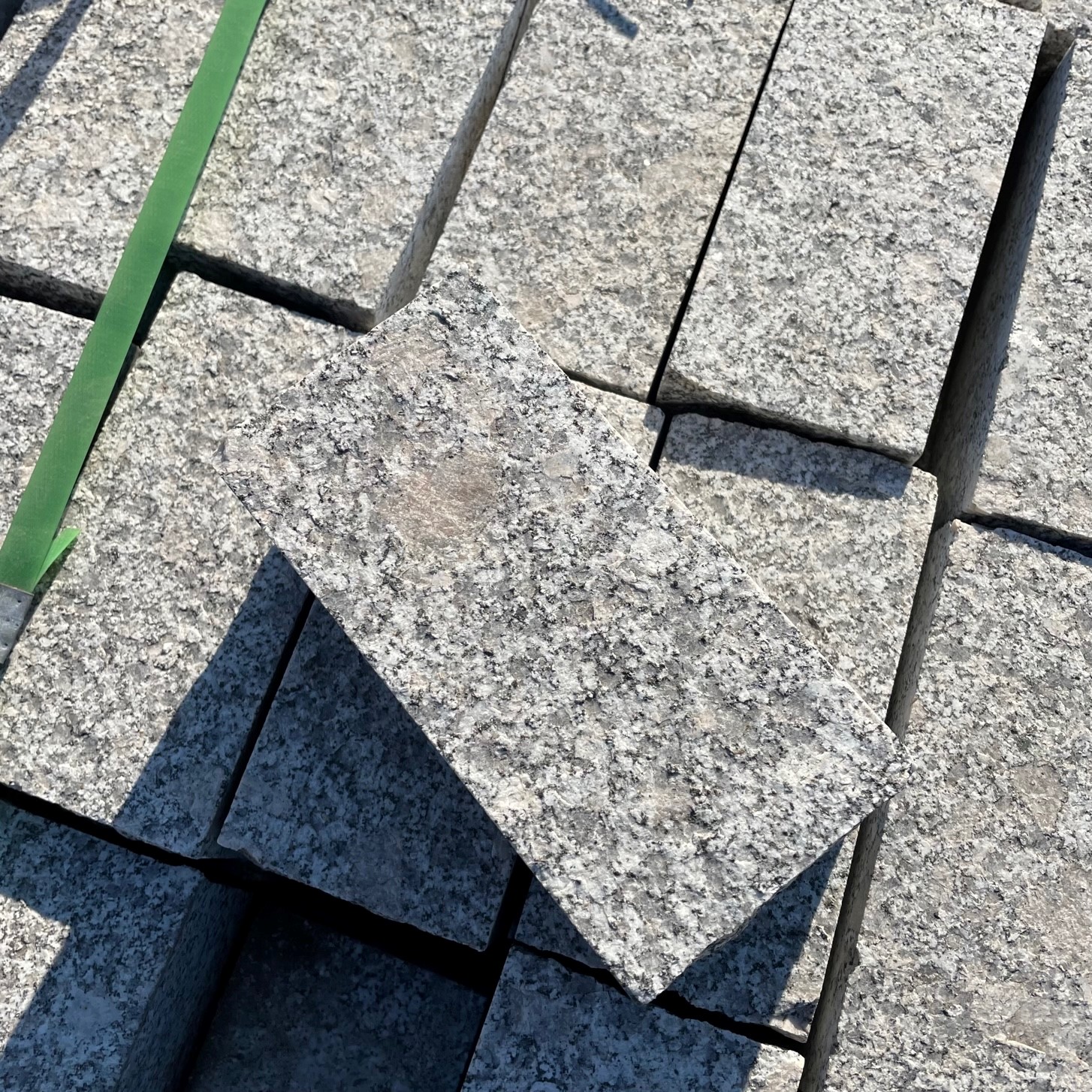 granit-pflasterstein-20-10-8-hellgrau-geflammt-3