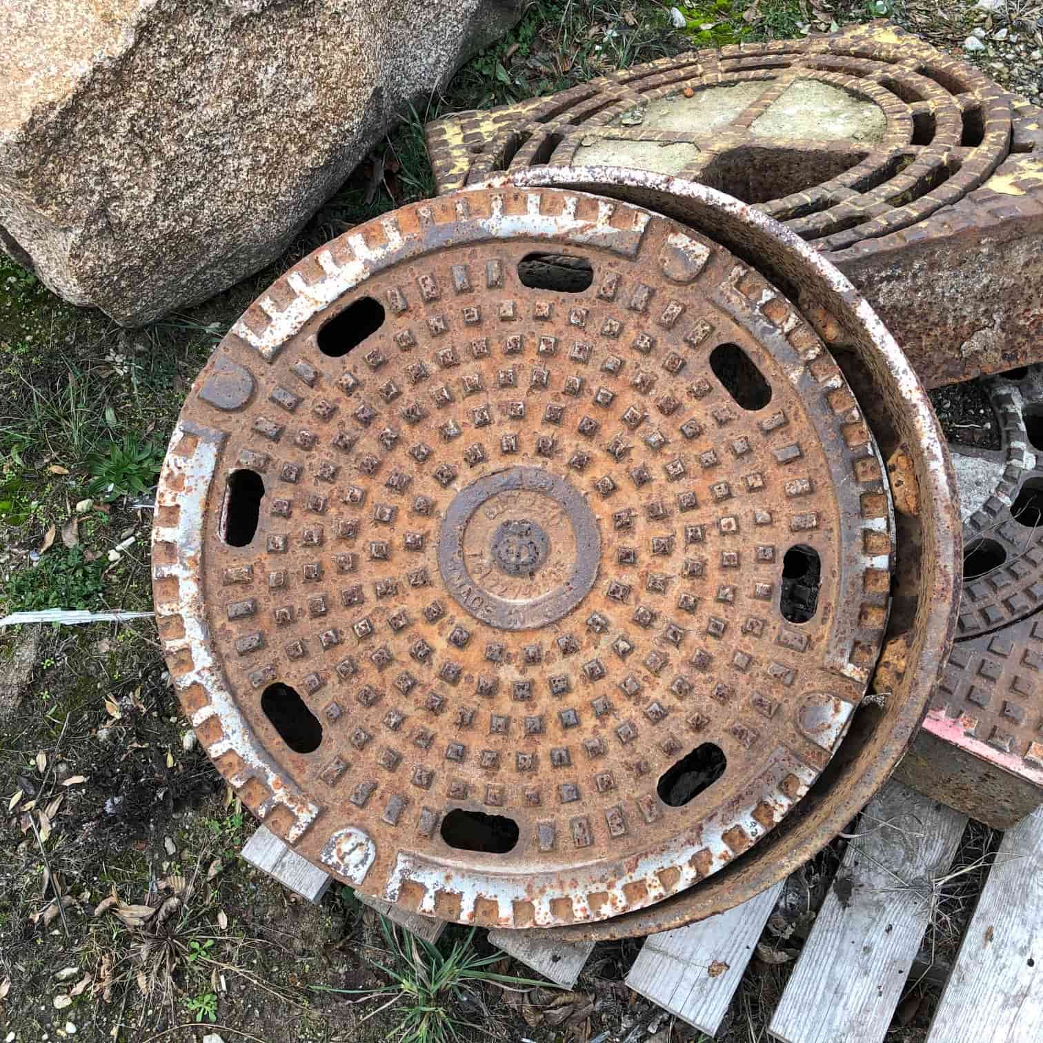 historischer-schachtdeckel-gulli-antik-für-einfahrten (3)