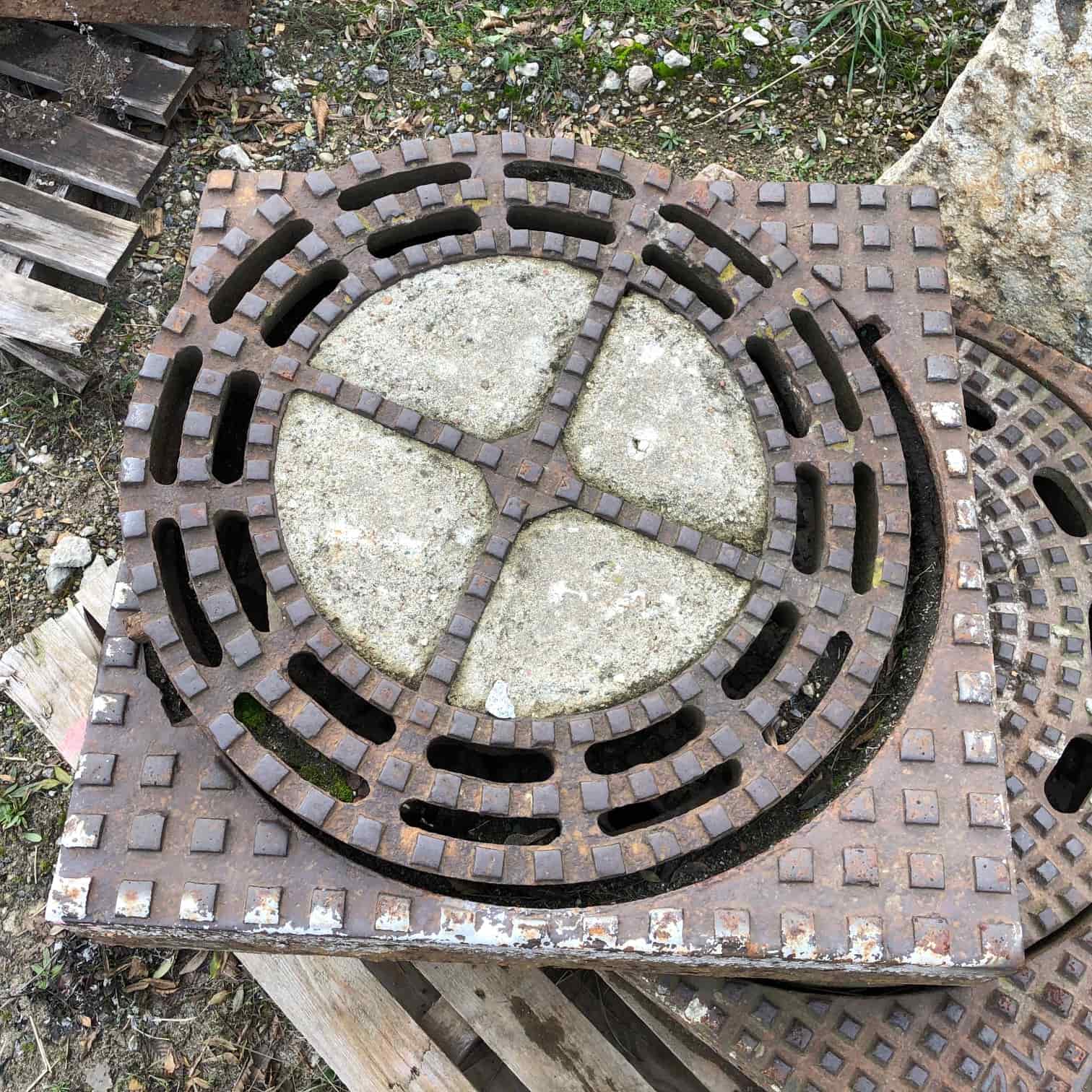 historischer-schachtdeckel-gulli-antik-für-einfahrten (4)