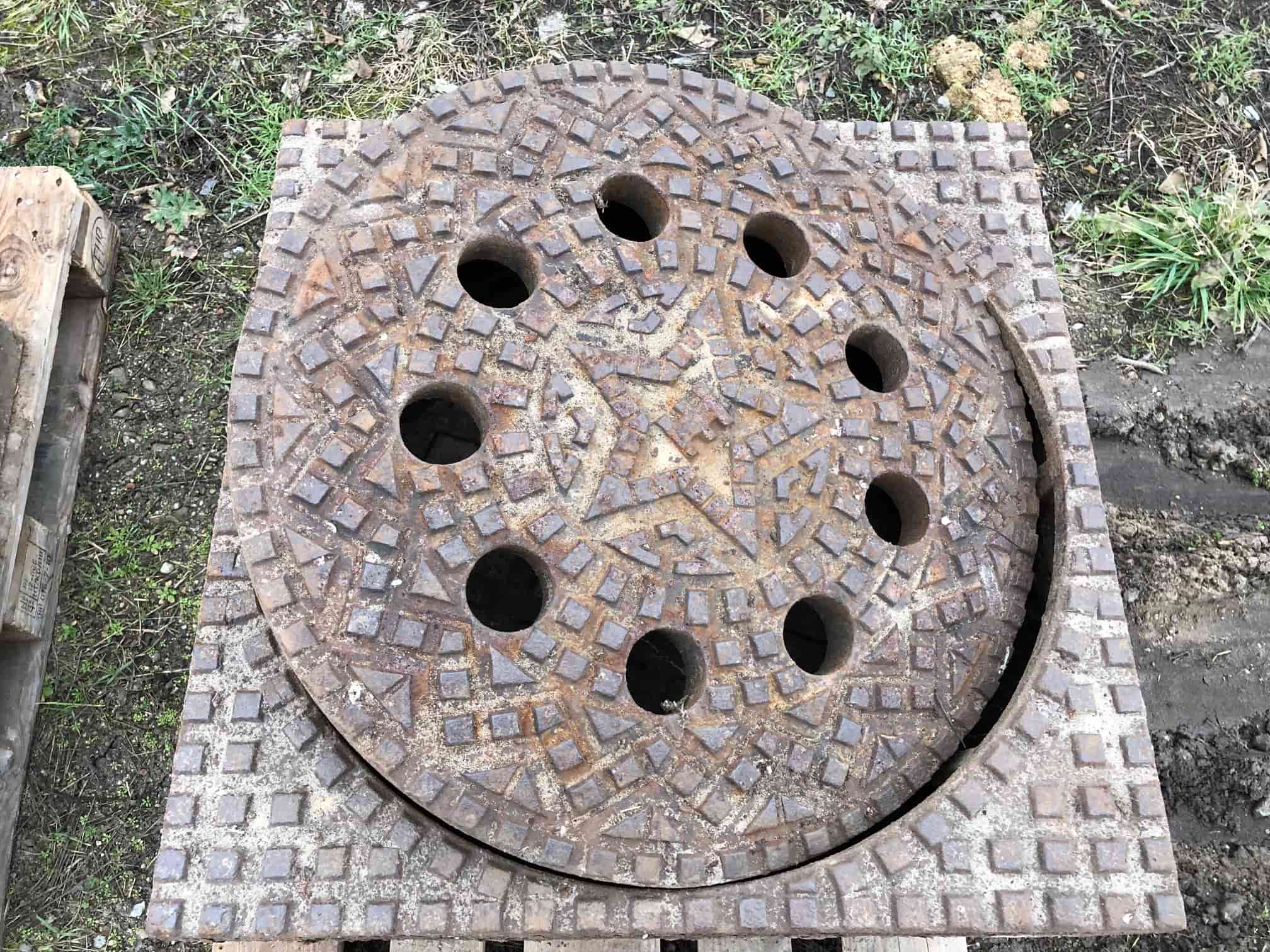 historischer-schachtdeckel-gulli-antik-für-einfahrten (5)