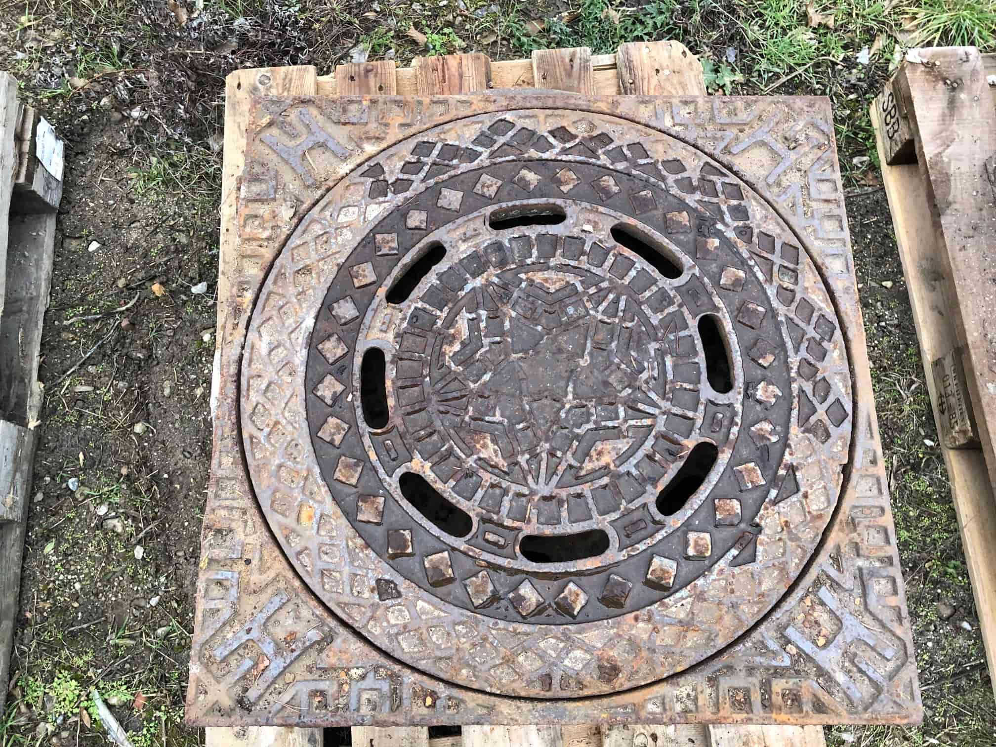 historischer-schachtdeckel-gulli-antik-für-einfahrten (6)