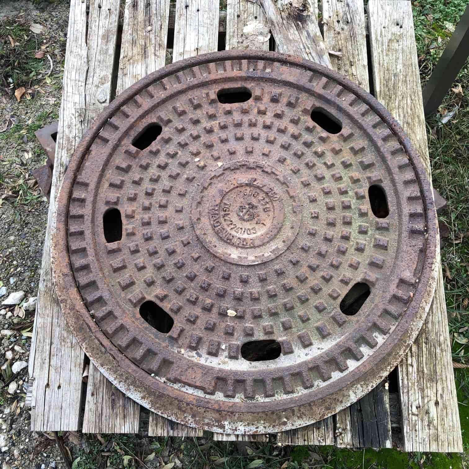 historischer-schachtdeckel-gulli-antik-für-einfahrten