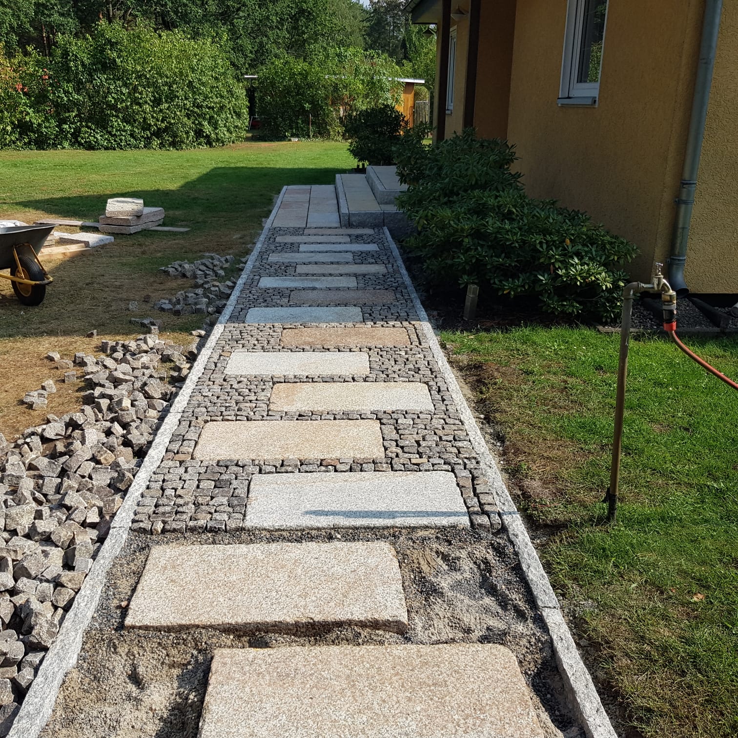 krustenplatten-neu-gelblich-gehweg