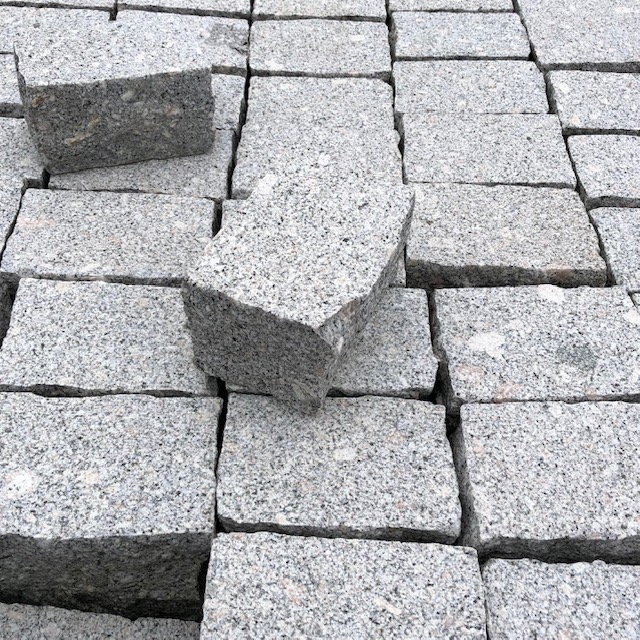 granit-edel-kleinpflaster-gesägt-gestockt
