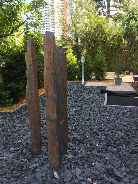 schiefer-stele-bunt-gespalten