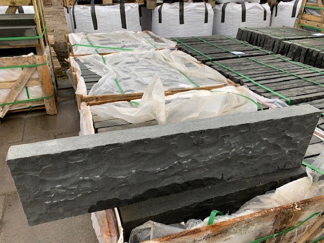 Basalt Kantenstein 6x25x100 cm anthrazit (6×100 cm) gesägt/gespalten