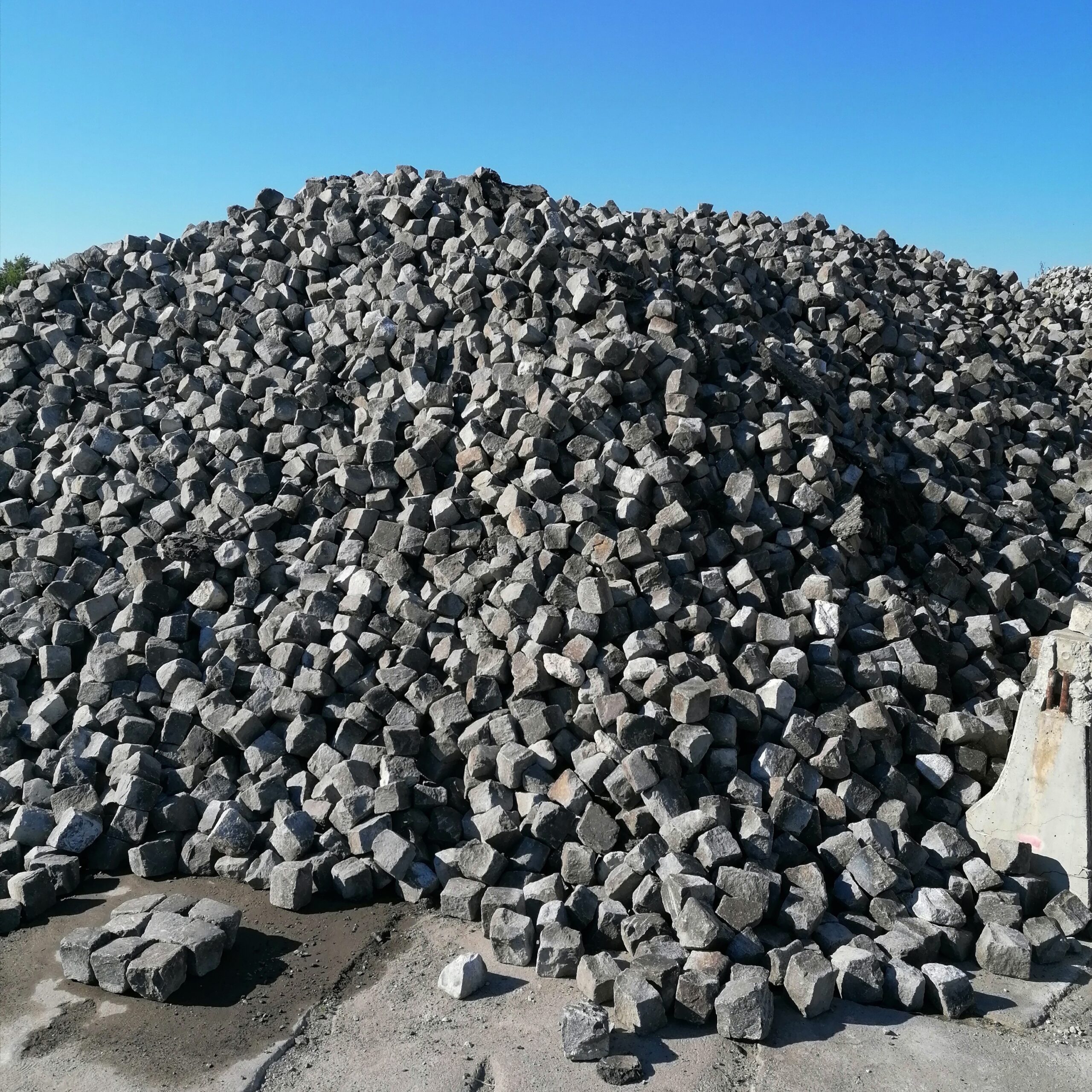 porphyr-gebraucht-kleinpflaster-dunkel-bunt-gespalten (6)