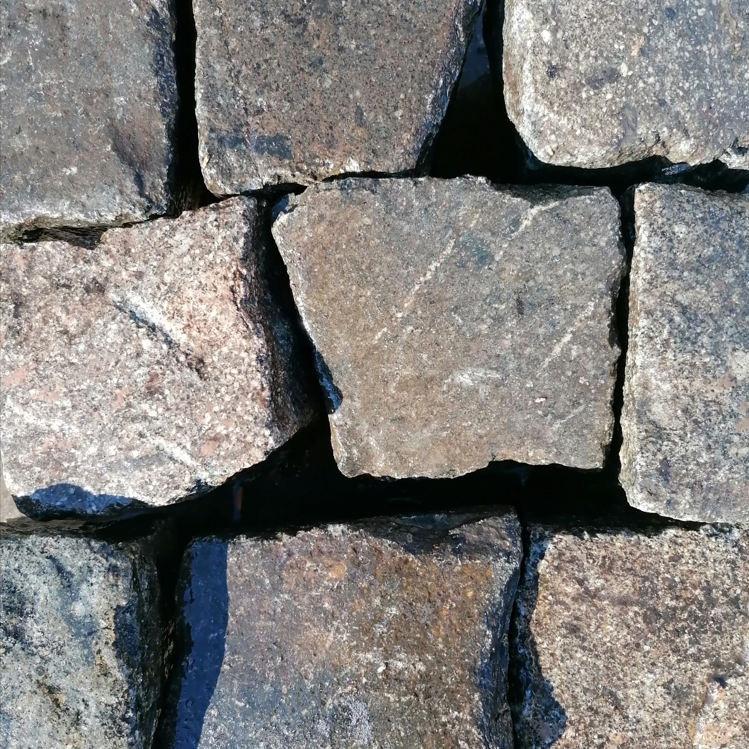 Gebrauchtes Tephrit / Porphyr Kleinpflaster 8-12 cm unregelmäßig