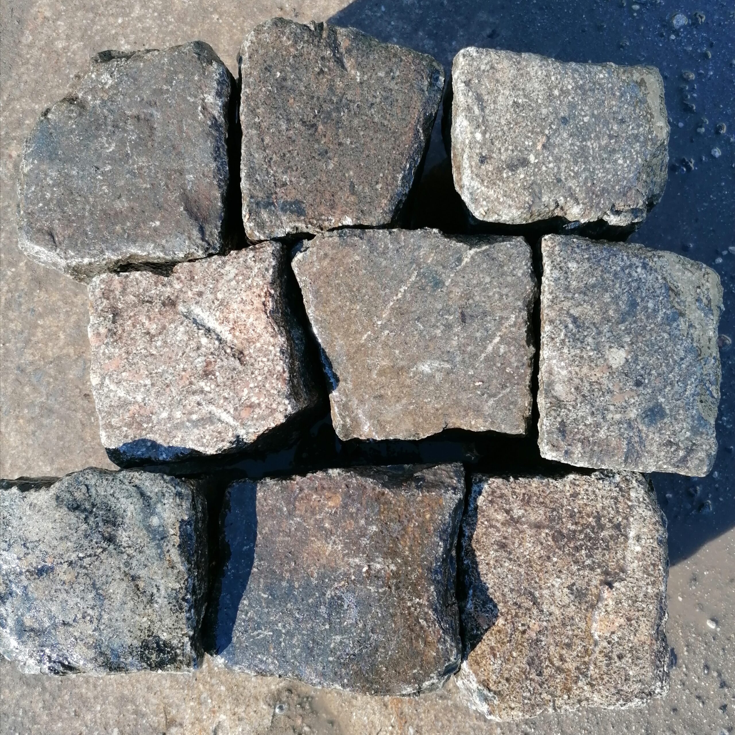 porphyr-gebraucht-kleinpflaster-dunkel-bunt-gespalten(7)