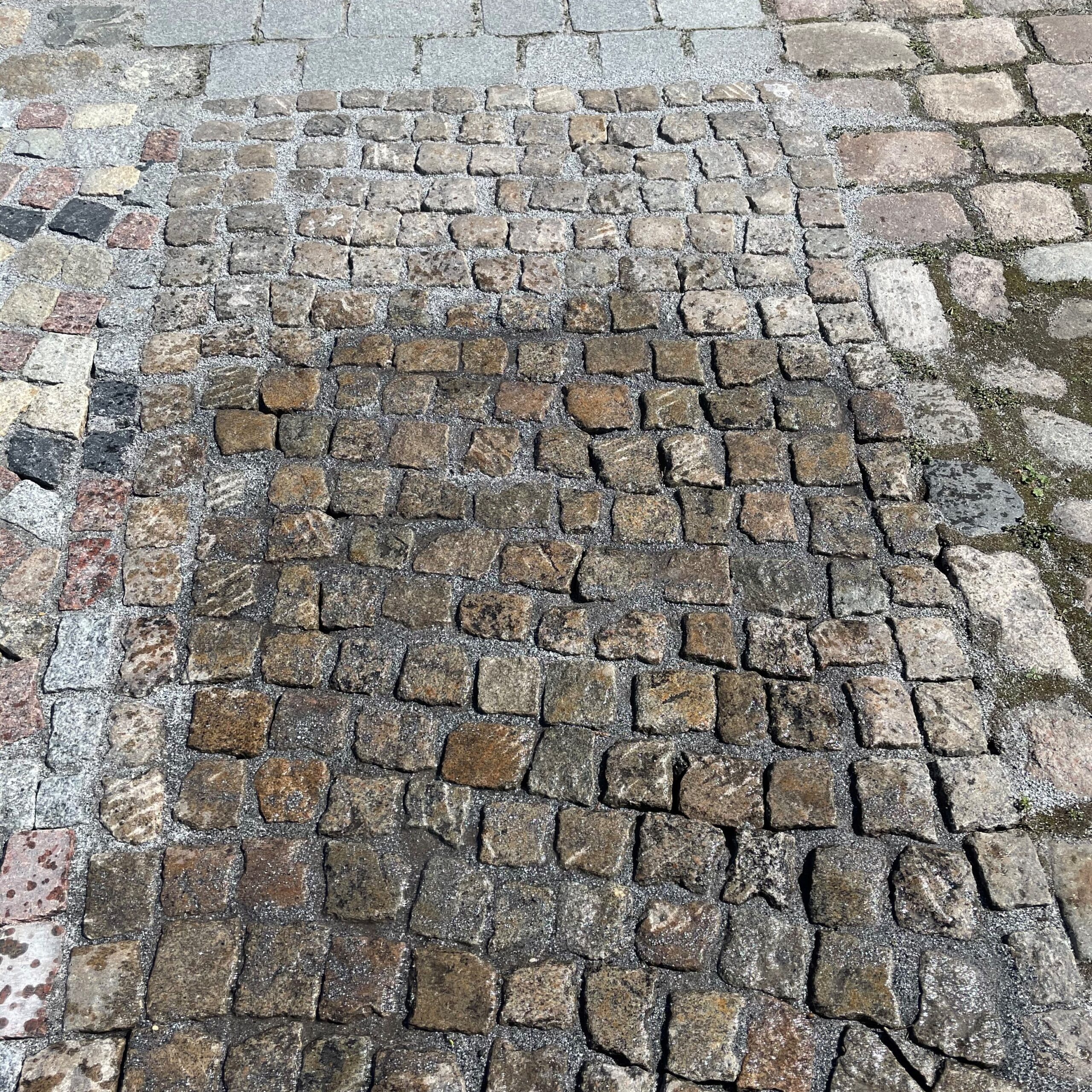 nass-granit-rot-grau-gespalten-8-10cm-gespalten-gebraucht