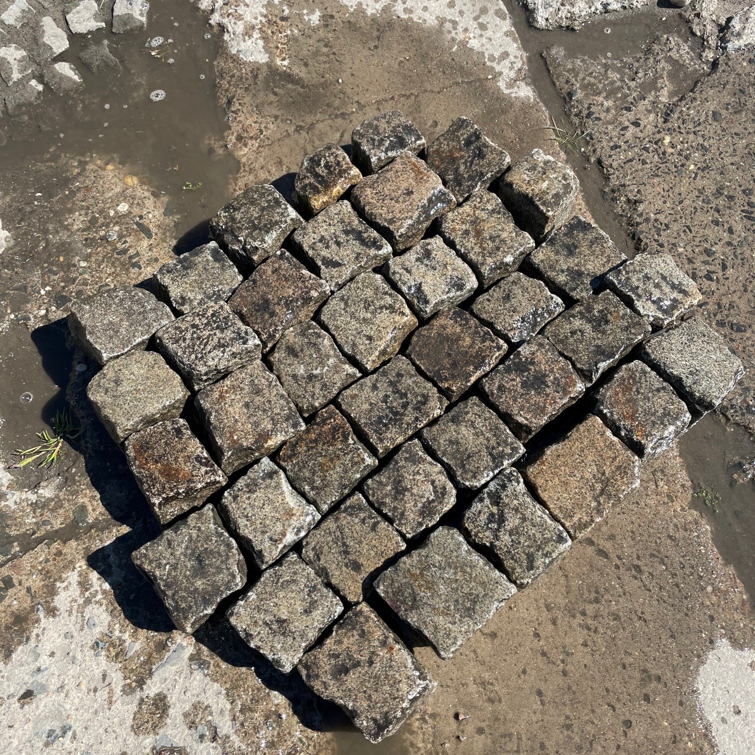 nass-granit-rot-grau-gespalten-8-10cm-gespalten-gebraucht1