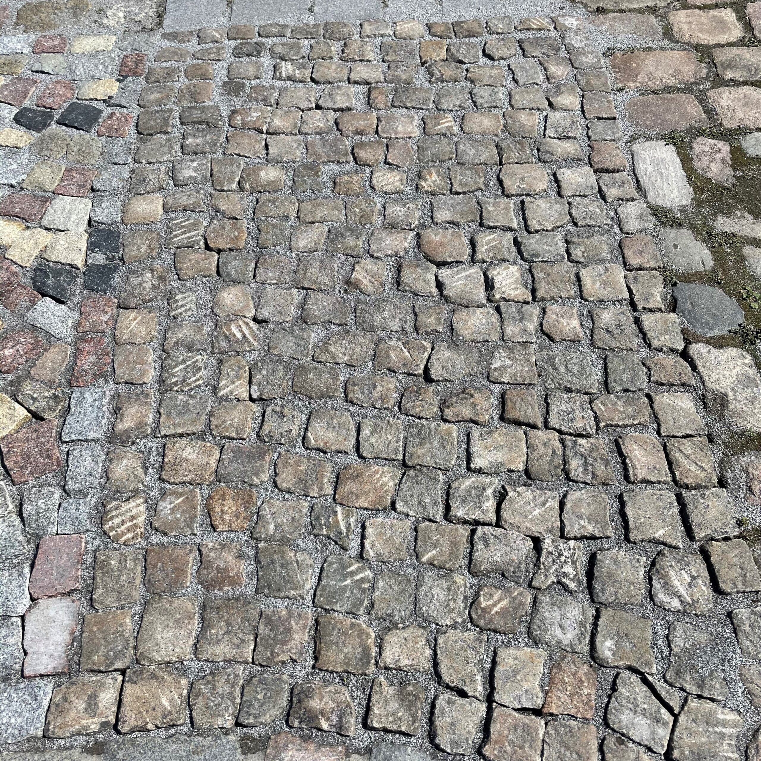 trocken-granit-rot-grau-gespalten-8-10cm-gespalten-gebraucht