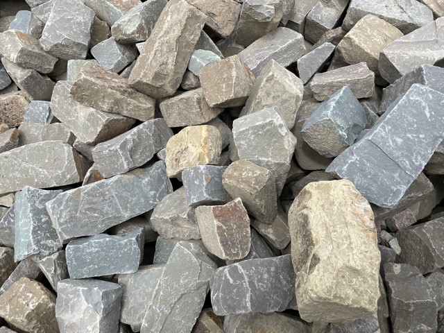 grauwacke-mauersteine-klein-bunt4