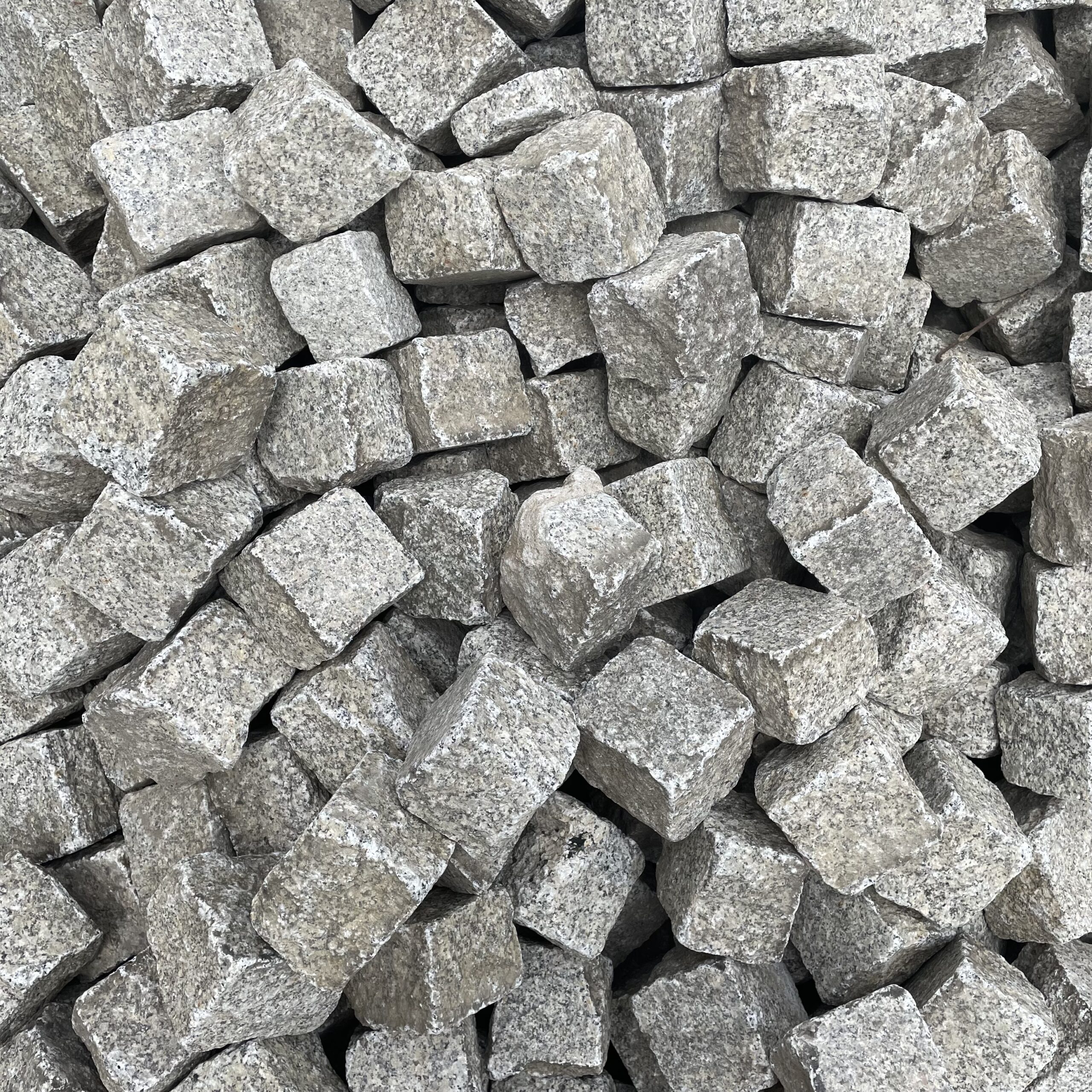 graues-granit-kleinpflaster-geraucht