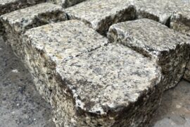 Gebrauchtes Granit Kleinpflaster 8-11 cm einseitig gesägt/ geflammt Gebrauchtes Granit Kleinpflaster 8-11 cm einseitig gesägt/ geflammt