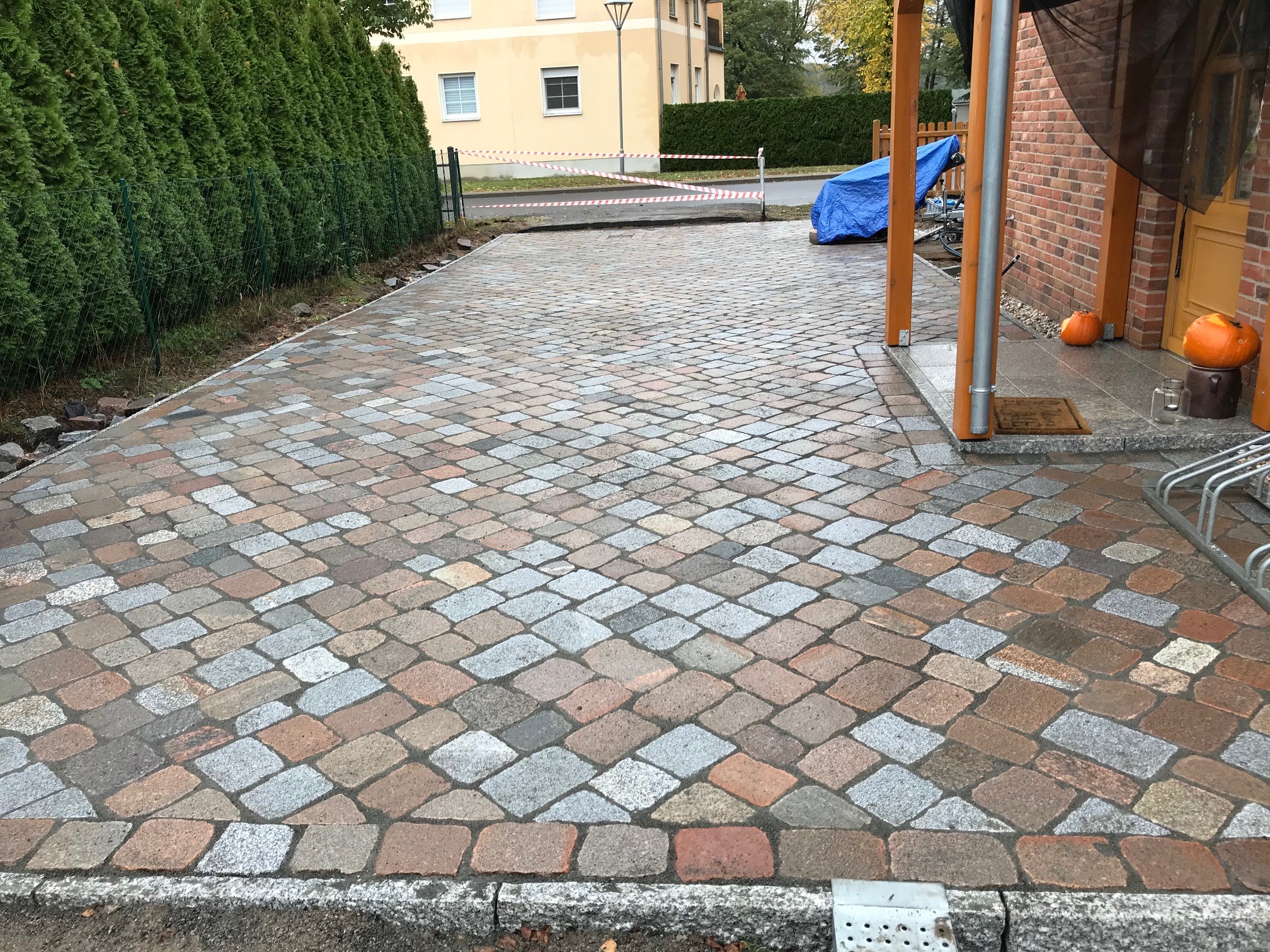 granit-pflasterplatte-rot-bunt-geflammt2