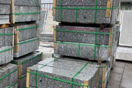 Granit Leistenstein Daba 6×30 cm hellgrau allseitig gesägt & obere Längskante geflammt Granit Leistenstein Daba 6×30 cm hellgrau allseitig gesägt & obere Längskante geflammt