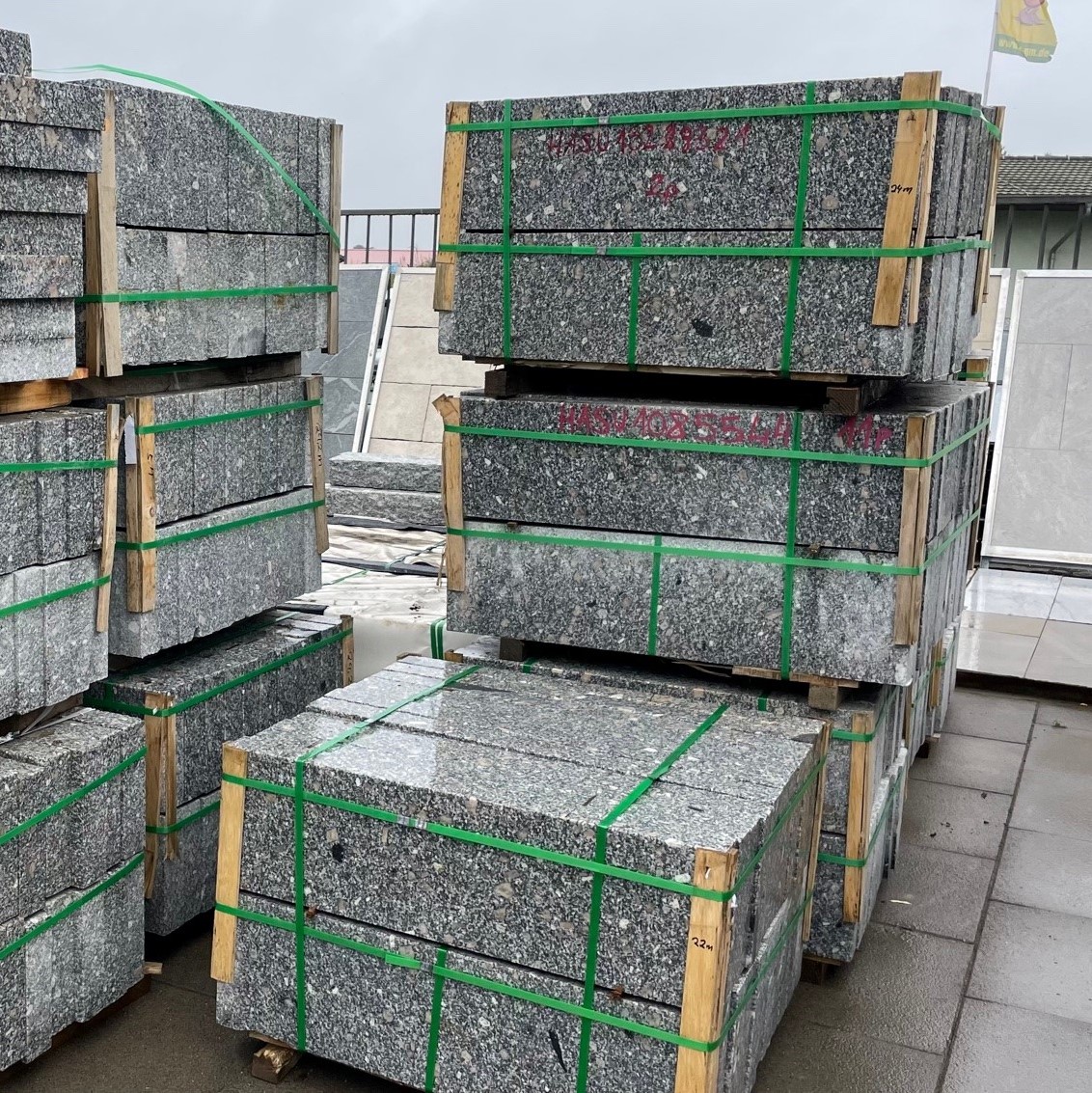 Granit Leistenstein Daba 6×20 cm hellgrau allseitig gesägt & obere Längskante geflammt