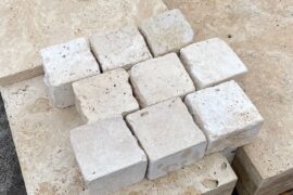 Neues Travertin Edelkleinpflaster Crema 10x10x8 cm creme-beige Neues Travertin Edelkleinpflaster Crema 10x10x8 cm creme-beige