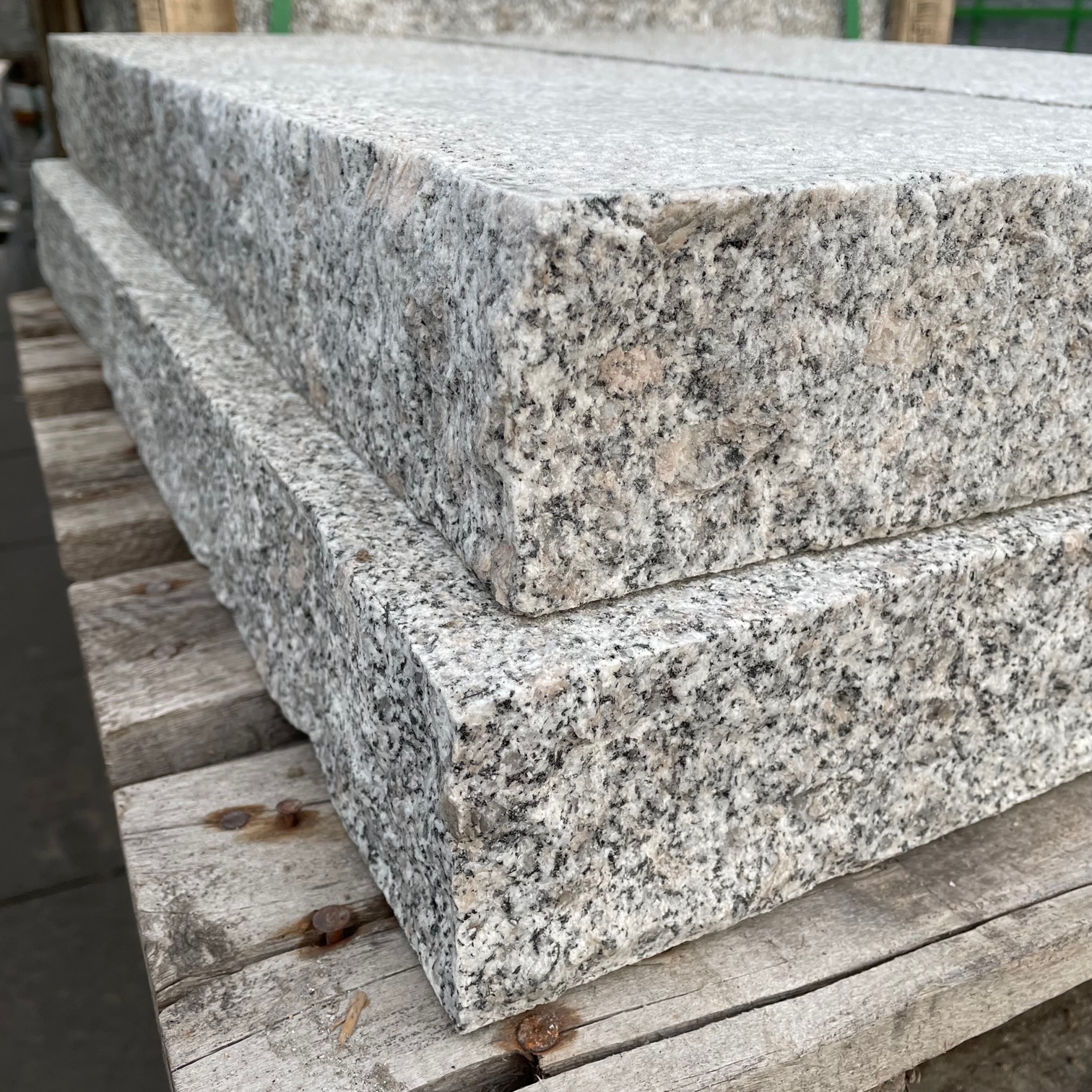 granit-leistenstein-8-25-75-gestockt-gespalten-1