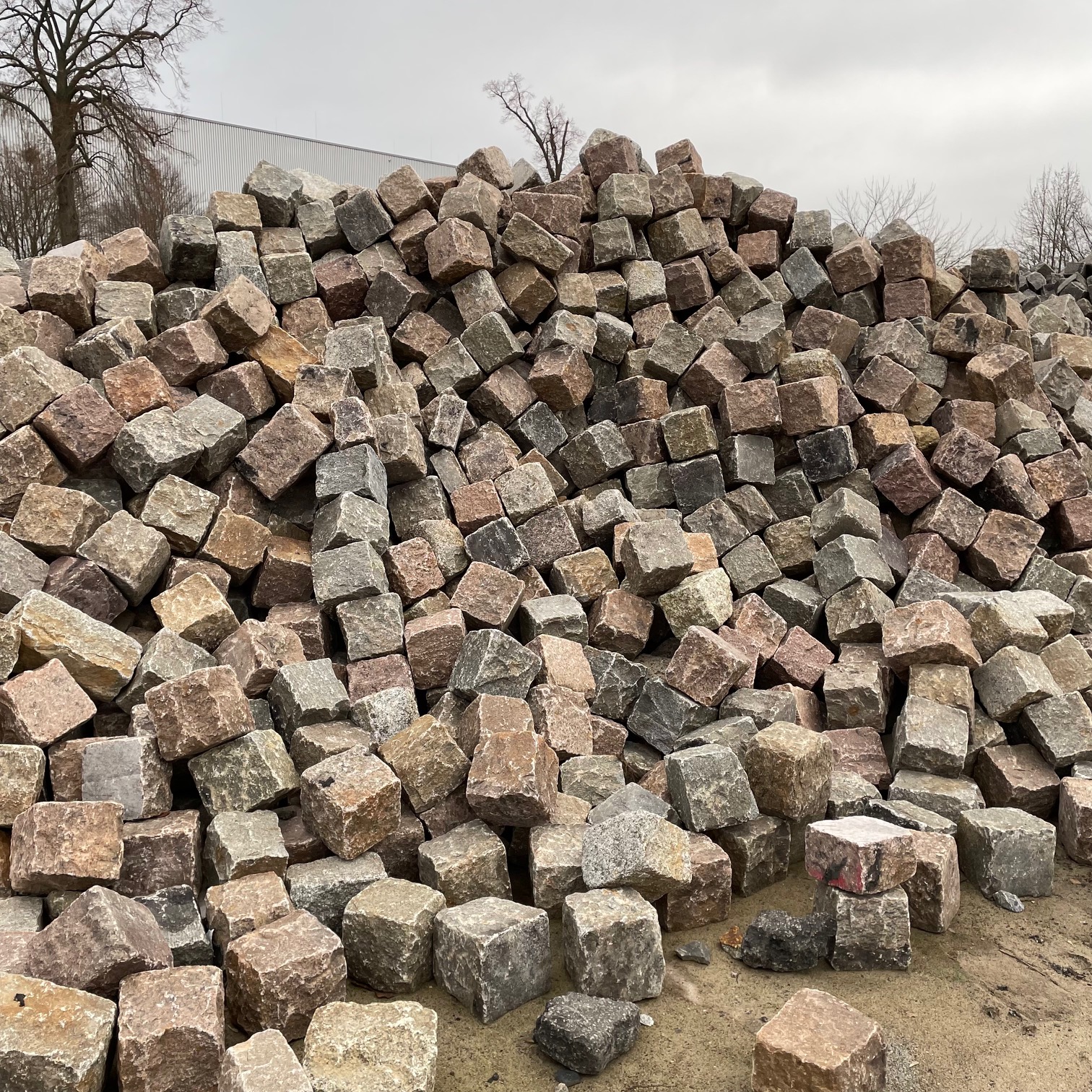 Gebrauchtes Granit Großpflaster 15-25 cm Reihenpflaster rot-bunt