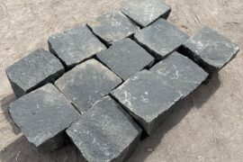 Basalt Kleinpflaster 9-11 cm gespalten anthrazit Basalt Kleinpflaster 9-11 cm gespalten anthrazit