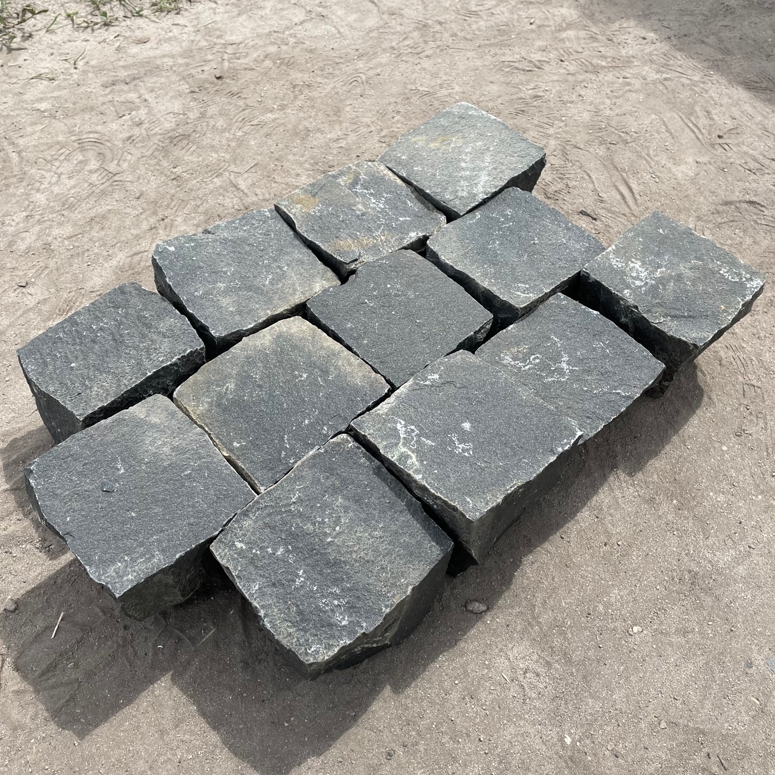 Basalt Kleinpflaster 9-11 cm gespalten anthrazit