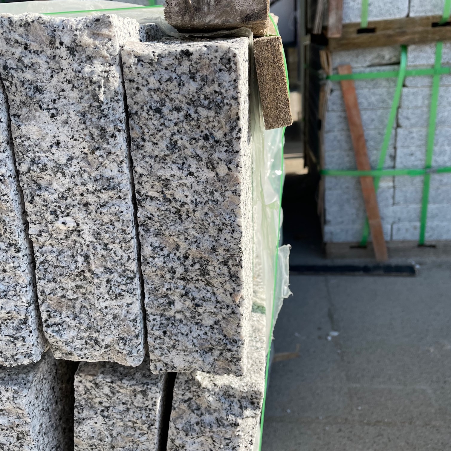 granit-kantenstein-6-20-100-2-seitig-gestockt-1